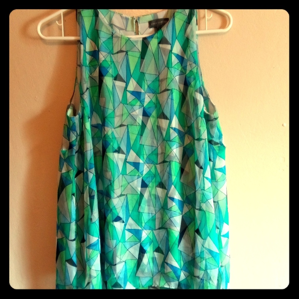 Like new VINCE CAMUTO geometric printed blouse